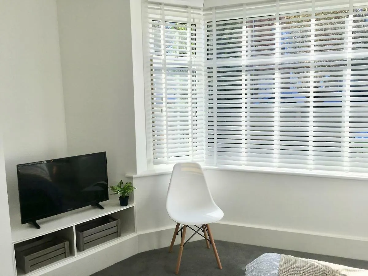 Highfield University House By Your Stay Solutions Short Lets & Serviced Accommodation Southampton With Garden
